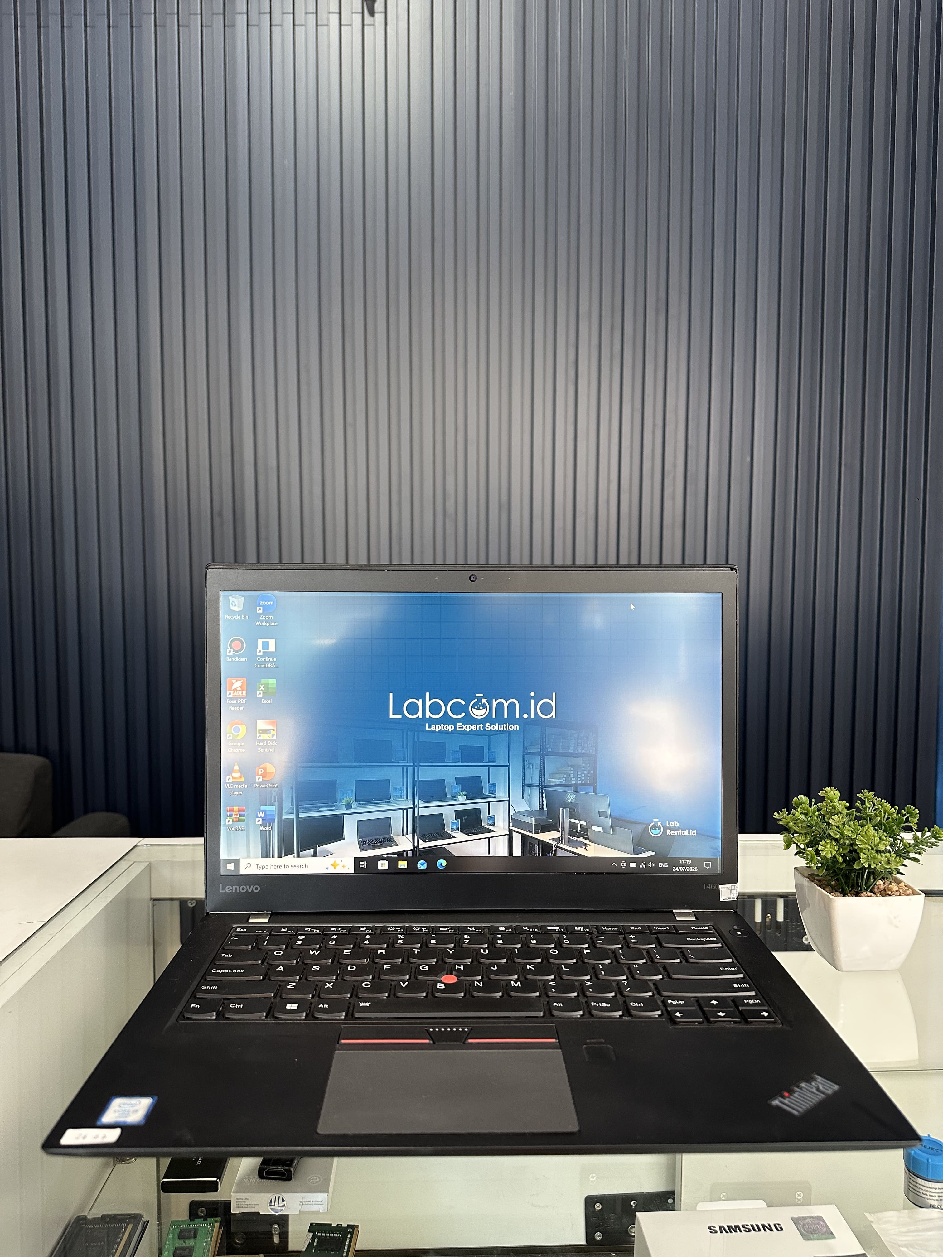 Lenovo Thinkpad T460s Prosesor Intel Core i5-6300U up to 3.0 GHz RAM 8GB DDR4 up to 20GB (soldered 4GB + 1 Slot) 2133MHz SSD 256 GB Sata Intel HD Graphics 520 14" HD Win 10